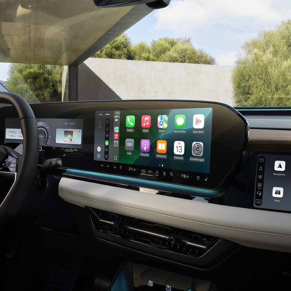 Nahaufnahme des Panorama-Displays, sowie des MMI Beifahrerdisplays.