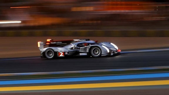 Audi R18 fotad från sidan i fart på racerbanan. 