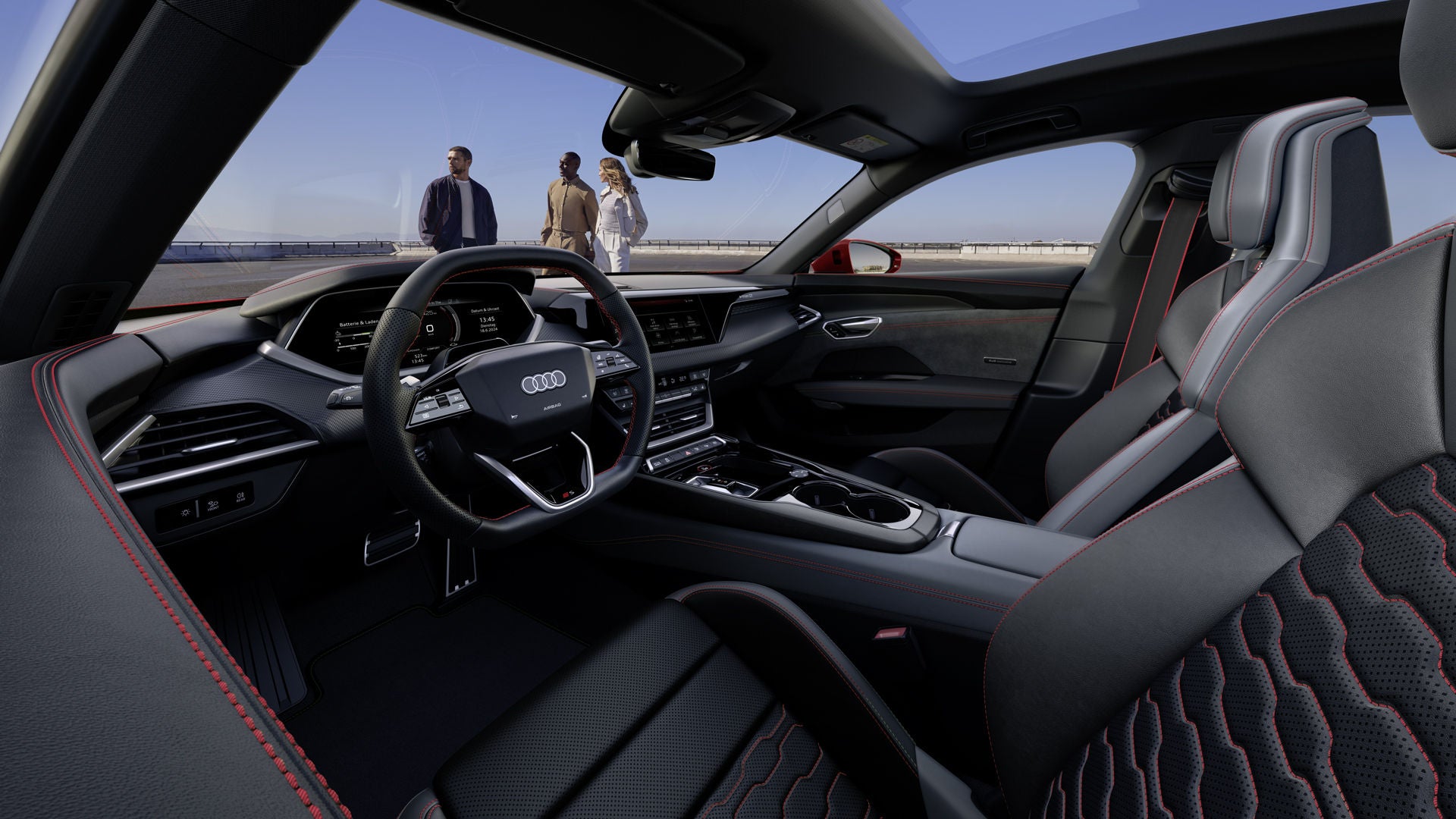 Innenraum des Audi S e-tron GT mit schwarzen Sportsitzen und roten Nähten, einem Panorama-Glasdach und Blick auf drei Personen, die draussen am Strassenrand stehen.