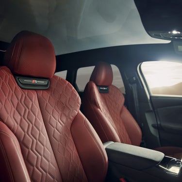 ディテールまで一切の妥協がないフロントシート空間