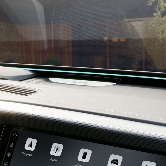 Närbild på det turkosa interaktionsljuset längst ned på vindrutan i cockpiten på S6 Sportback e-tron.