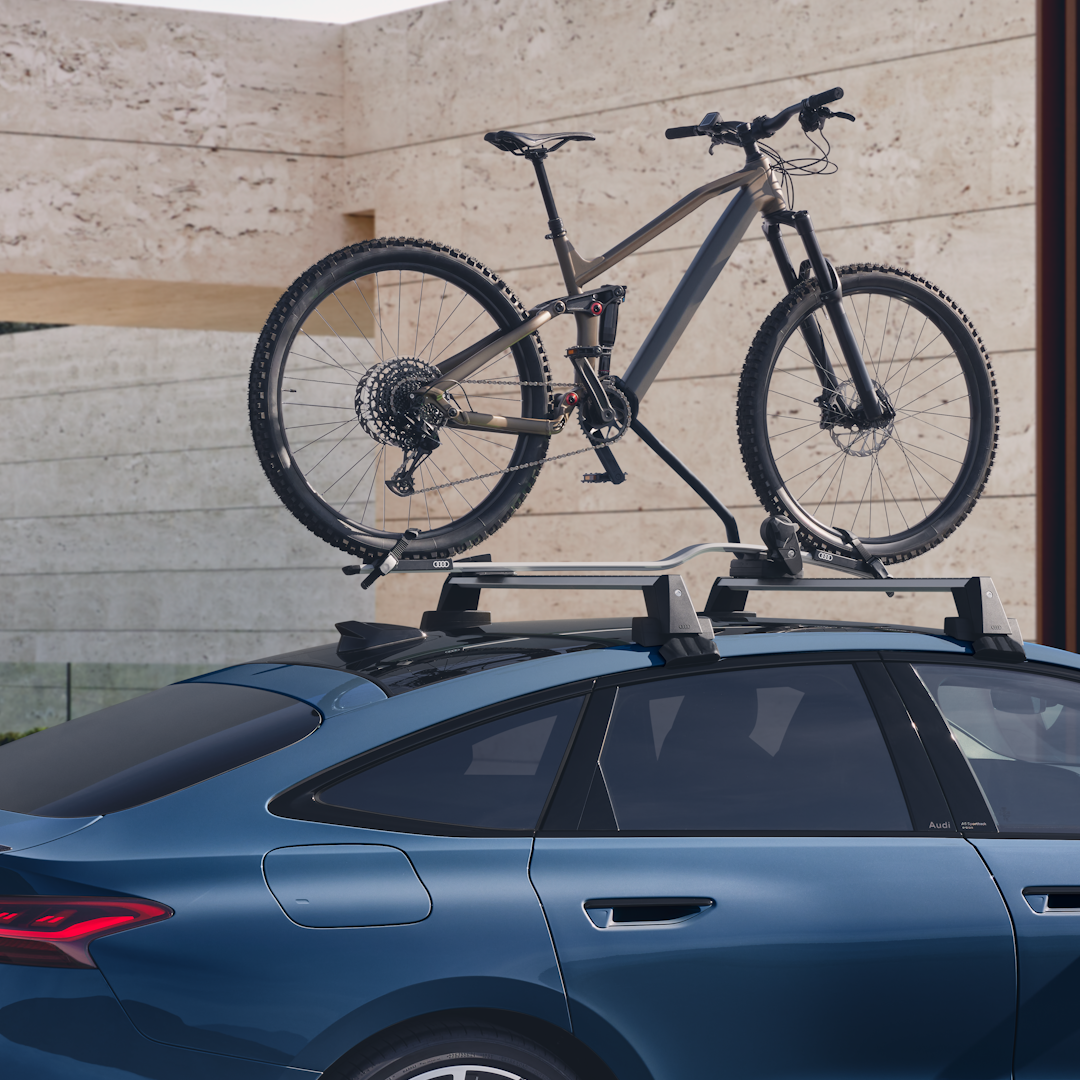 En A6 Sportback e-tron med en cykel på taget