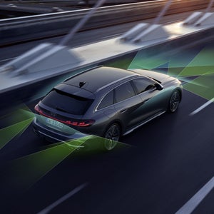 Der S5 Avant von schräg oben. Vom Heck und der Front aus unterteilen grüne und blaue Vektoren die Flächen hinter und vor dem Fahrzeug. 