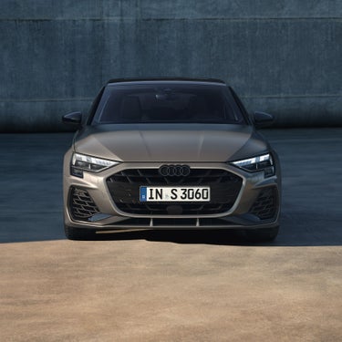 Frontansicht eines silbernen Audi S3 Sportback mit schwarzem Kühlergrill und LED-Scheinwerfern.