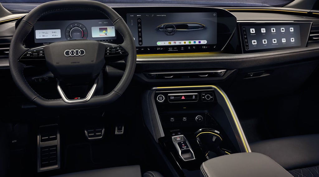 Vy över instrumentpanelen från förarplats i Q5 Sportback. Bland annat syns MMI touch display och Audi virtual cockpit bakom ratten.