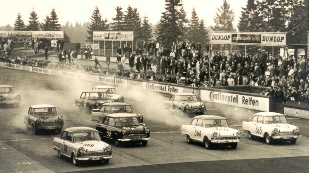 Das Foto zeigt den Start eines Rennens mit vielen DKW-Rennwagen.