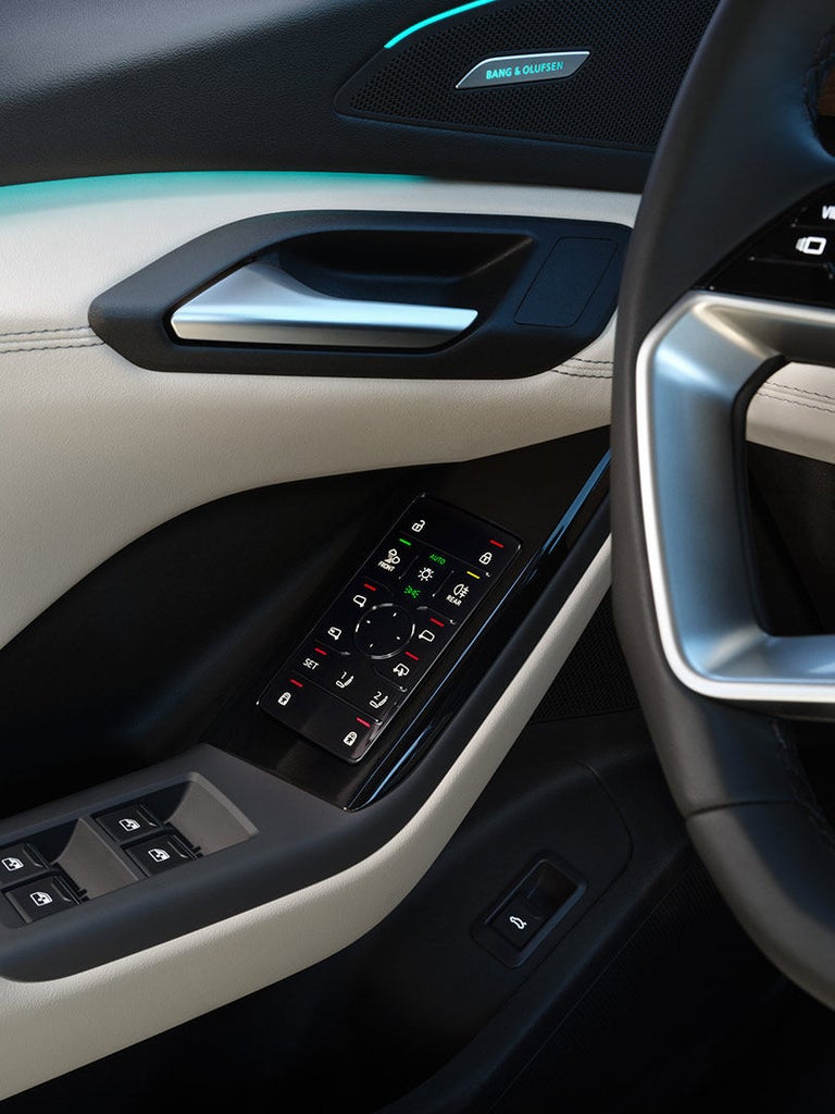 Nahaufnahme der Fahrertür eines Audi Q6 SUV e-tron mit Fensterhebern und Soft-Touch-Bedienfeld.