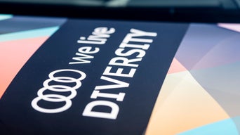Dach eines Audi mit der Aufschrift „We live Diversity“