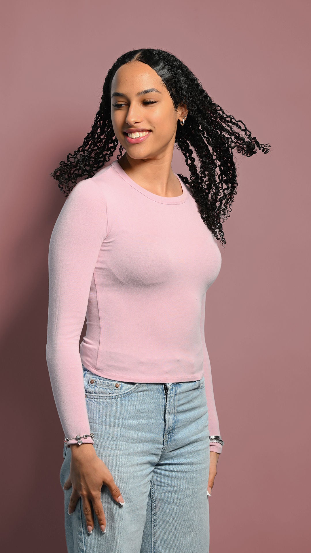 Lisa-Marie schwingt ihre Haare und schaut nach links