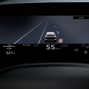 Nahaufnahme eines Displays im Fahrzeuginnenraum. Abgebildet ist die Silhouette eine Fahrzeugs in Geradeausfahrt. Darunter angeordnet sind unter anderem die aktuelle Geschwindigkeit und die Restreichweite.