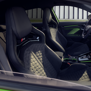 Blick vom Beifahrerfenster auf die RS-Schalensitze mit Wabensteppung.