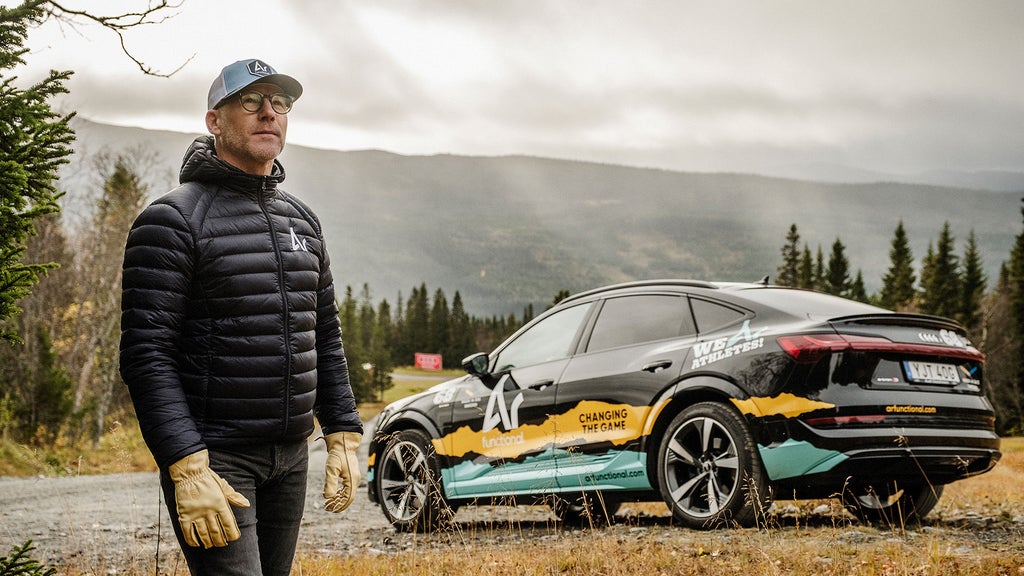 Greger Thörn på plats i Åre, dit han tar sig i sin svarta Audi e-tron Sportback.
