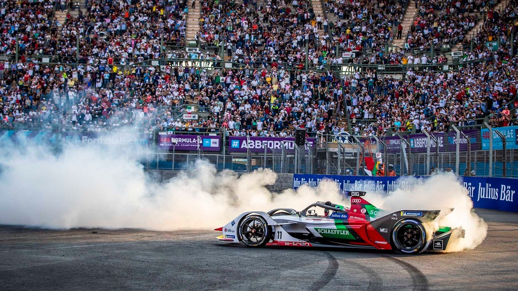Das Foto zeigt Lucas di Grassis Audi Formel-E-Rennwagen, der 2019 in Mexiko Donuts dreht.