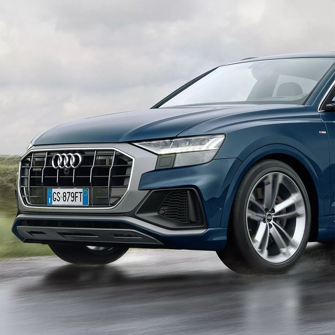 Ripresa di un veicolo Audi in corsa che percorre una strada.