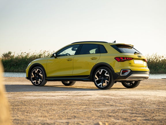 Gelb lackierter Audi A3 allstreet 35 TFSI auf sandigem Boden