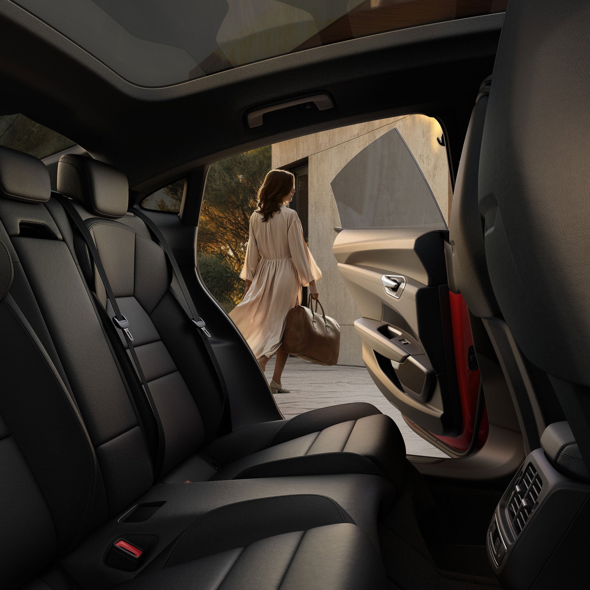 Blick aus dem Fond eines Autos auf eine Frau mit Tasche, die aussteigt und sich von der offenen Tür entfernt.