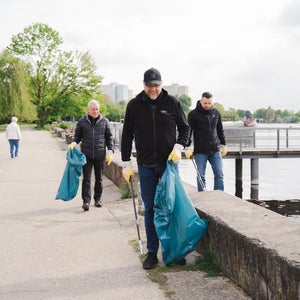 Audi Interaction employees take part in a nature clean-up.