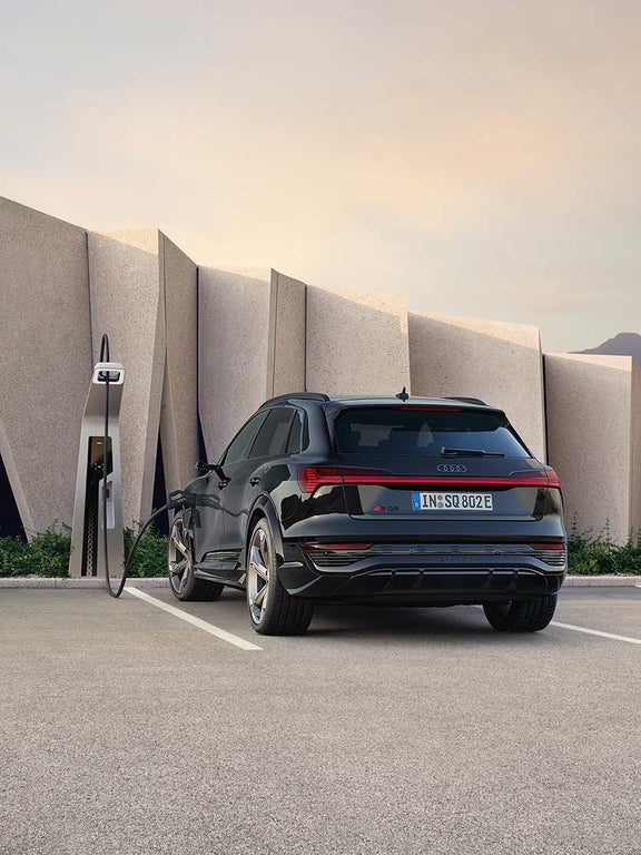 Heckansicht Ladesituation Audi SQ8 e-tron