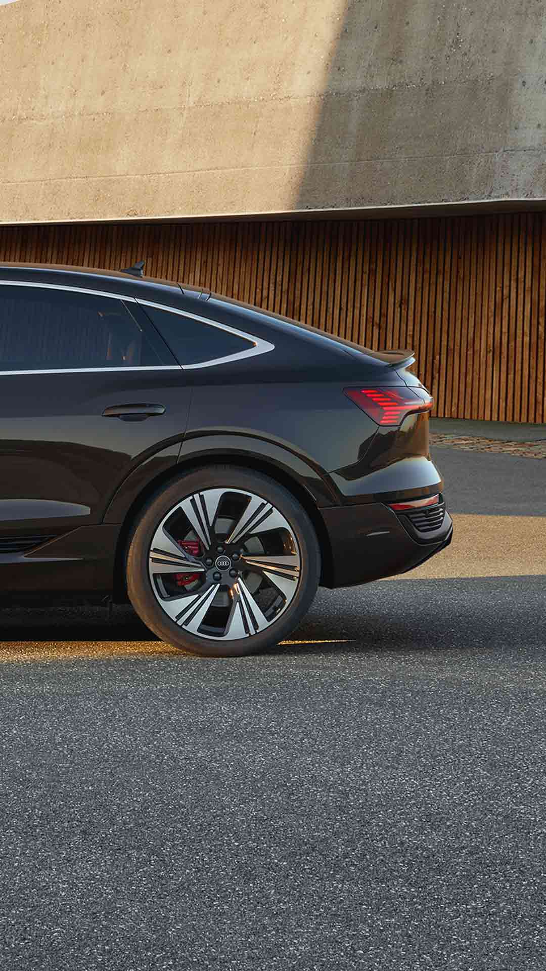 Side view Audi Q8 e-tron