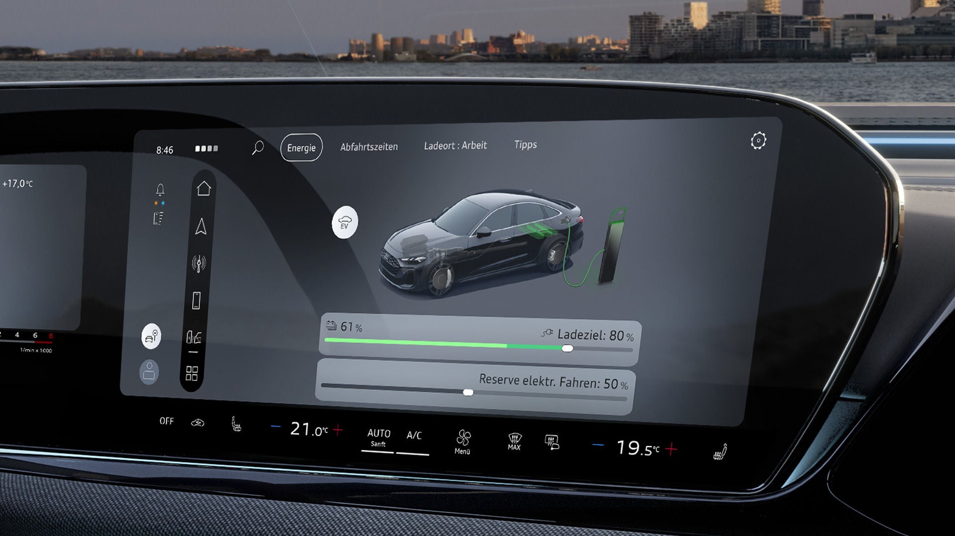 Nahaufnahme des MMI-Displays in der A5 Limousine e-hybrid. Auf diesem wird der aktuelle Ladezustand, sowie ein Slider zur Regelung der Reserve angezeigt.