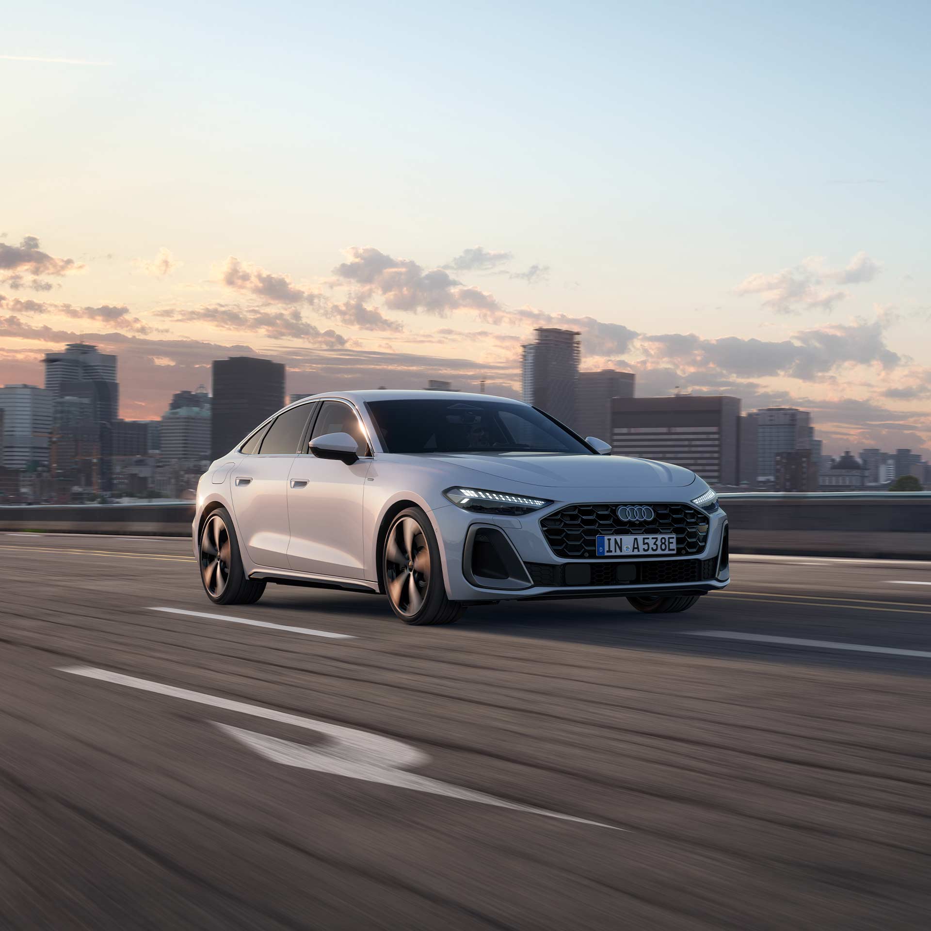 A5 e-hybrid kör på en väg