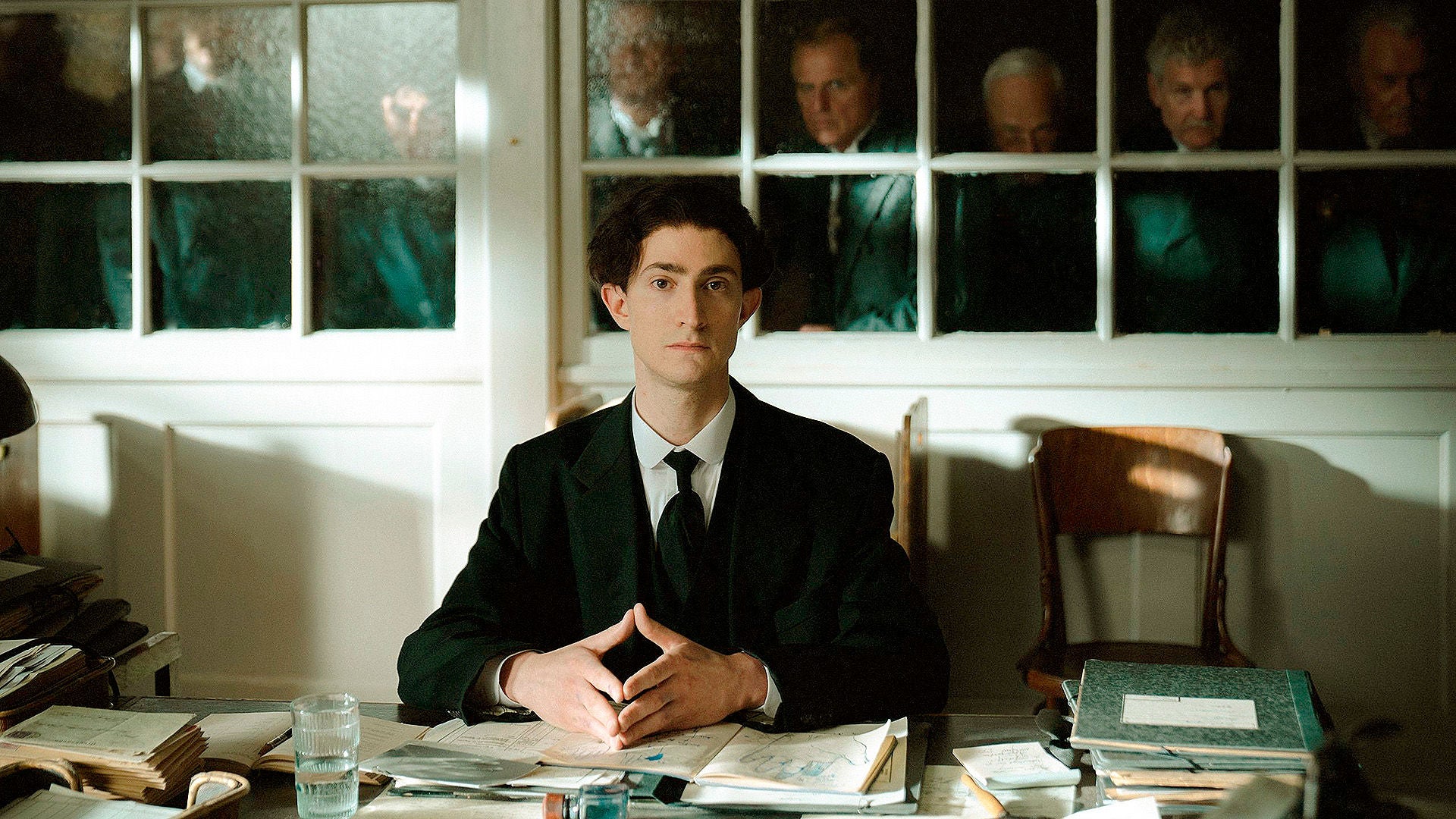 Franz Kafka sitzt angespannt an seinem Schreibtisch.