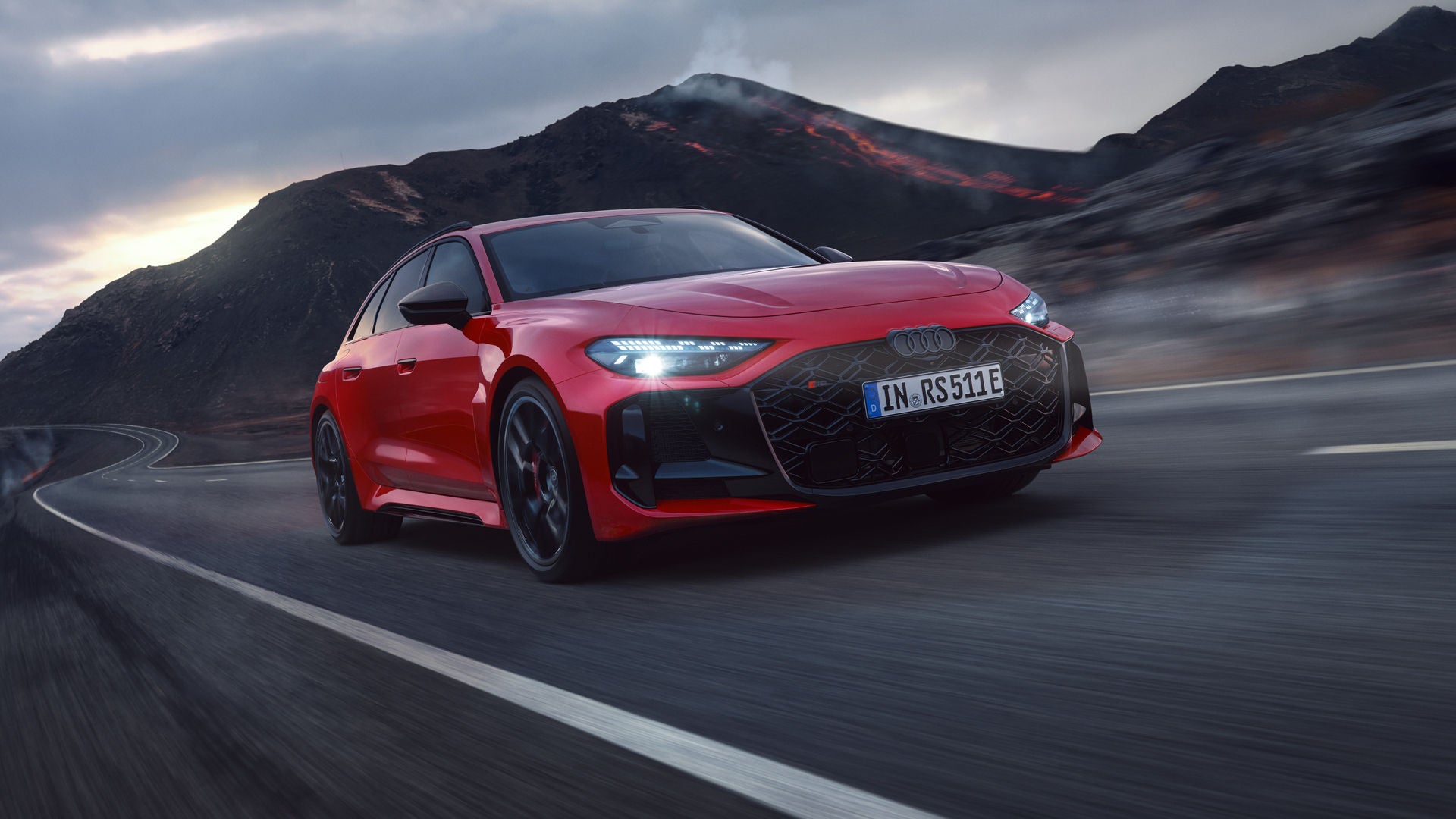 Der RS 5 Avant von schräg vorn fährt auf einer Gebirgsstraße in vulkanischer Umgebung.