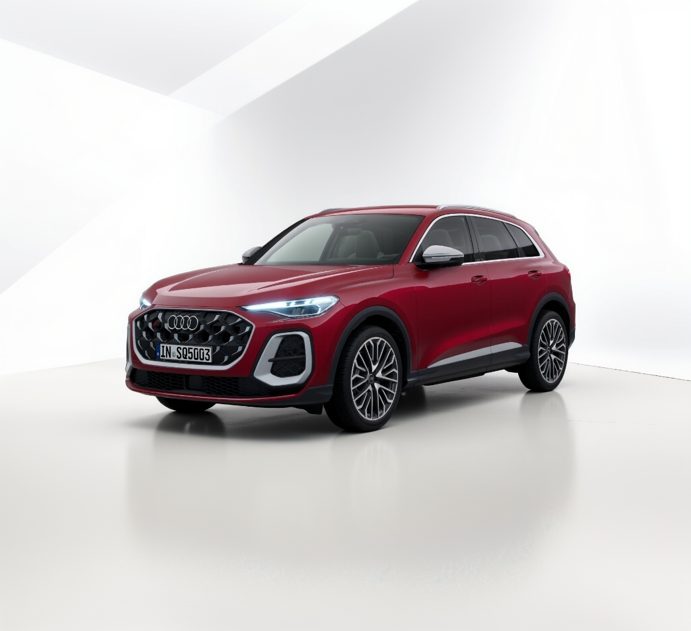 Ein rotes, modernes SUV steht in einem hellen Studio mit glänzendem Boden und weicher Beleuchtung.