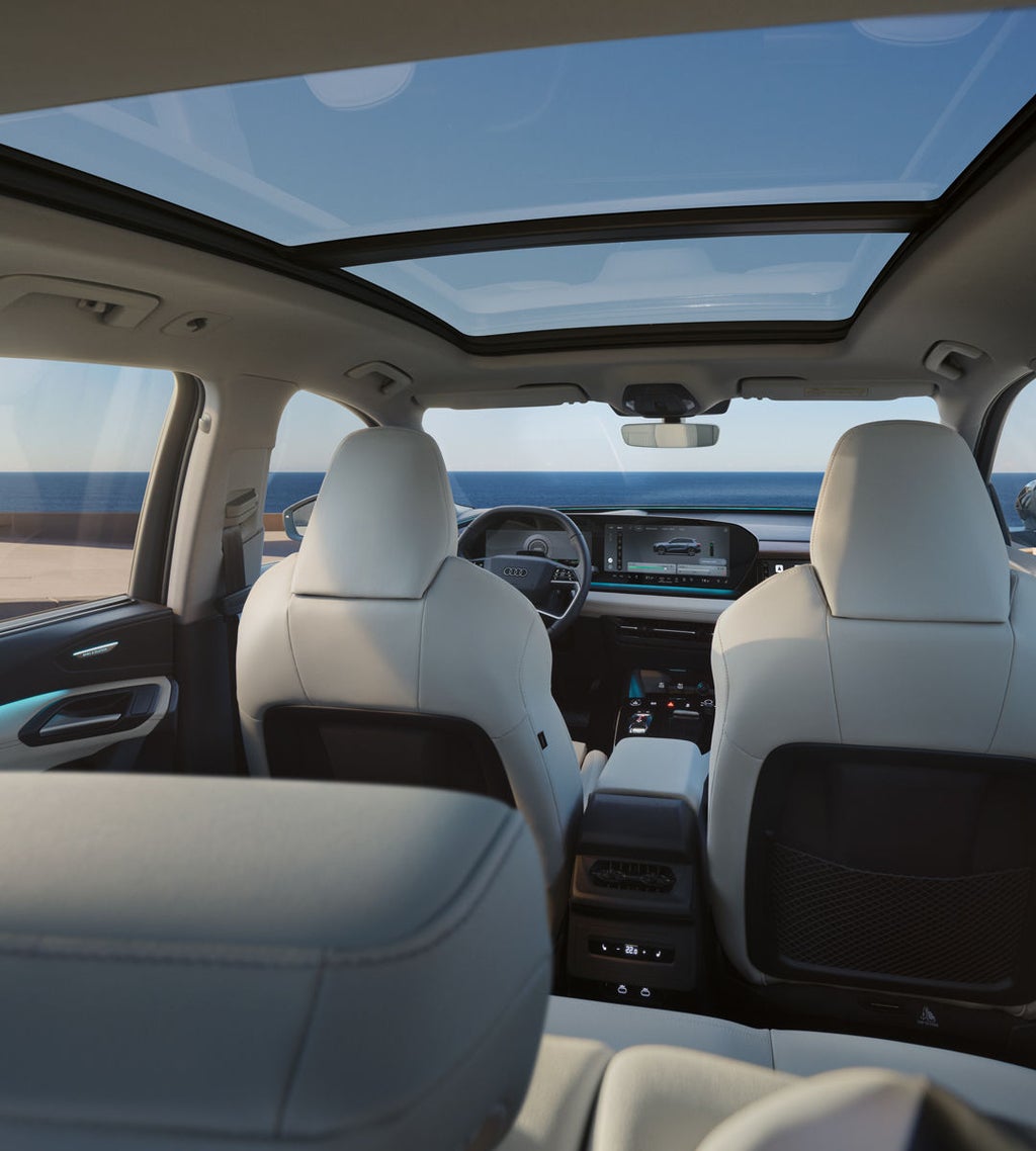 Der Innenraum des Q6 SUV e-tron aus Perspektive des Kofferraums. Im Fokus steht das Panorama-Schiebedach.