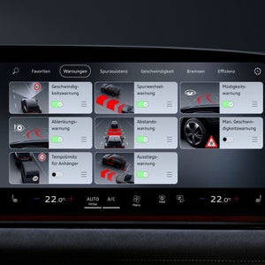 Nahaufnahme eines Displays im Fahrzeuginnenraum. Abgebildet sind unter dem Menü "Warnungen" verschiedene Einstelloptionen, unter anderem "Spurwechselwarnung" und "Abstandswarnung".