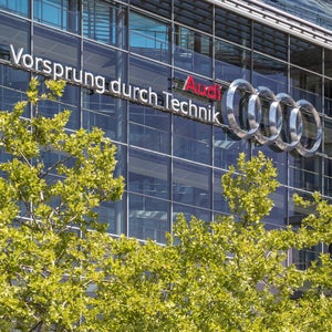 Ansicht der Glasfassade des Audi Hauptniederlassung in Ingolstadt mit großem Audi Logo