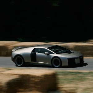 Racescène met de Audi Nuvolari, vanaf de zijkant gezien, op het Goodwood-circuit.