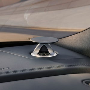 Close-up van een luidspreker van het Bang & Olufsen-geluidssysteem.