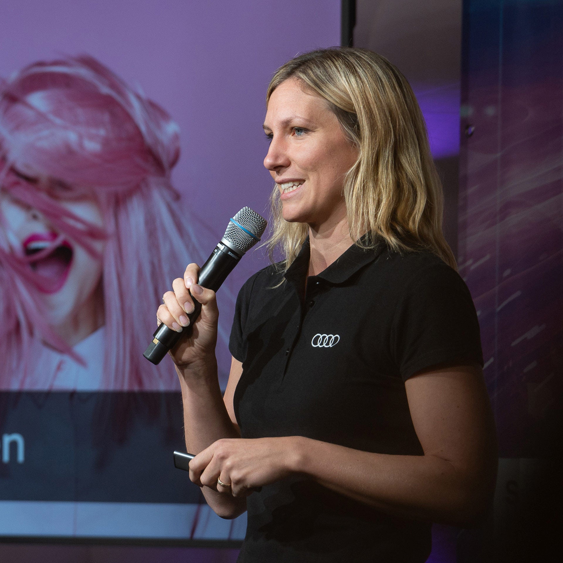 Lea Schwarz speaks into the microphone