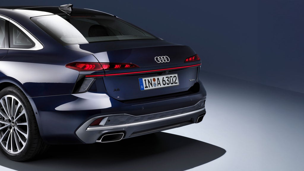Schrägansicht des Hecks einer schwarzen Audi A6 Limousine und seiner aerodynamischen Linienführung