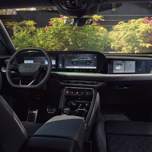 Puesto de conducción de un Audi Q5 SUV.  