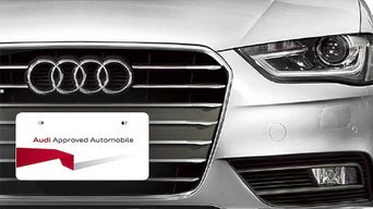 AAAを示す白い車両プレート