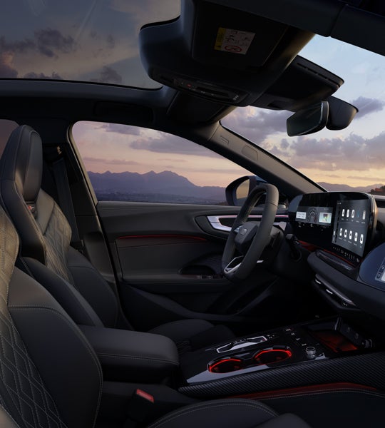 Das Cockpit der S5 Limousine aus Beifahrerperspektive mit Fokus auf dem Lenkrad und dem Panorama-Display.