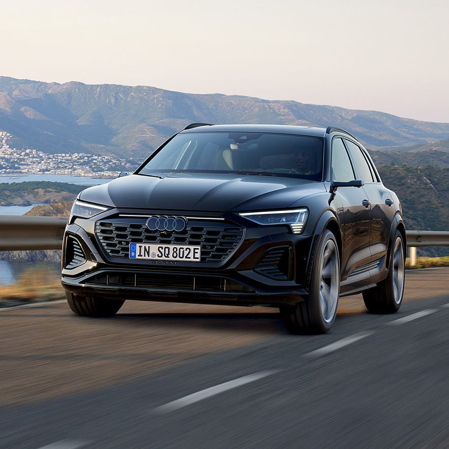 Dynamic front view Audi Q8 Sportback e-tron