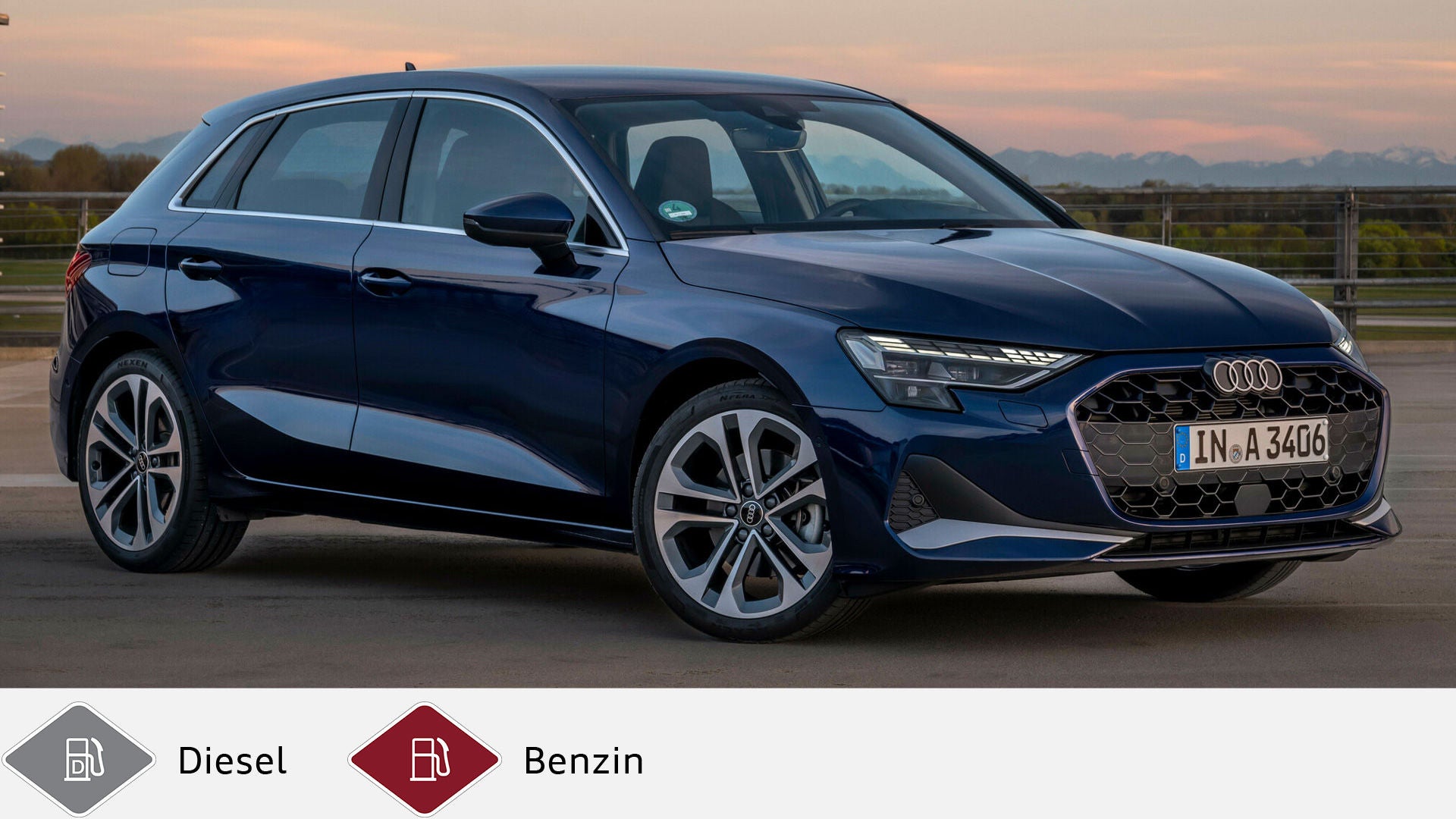 Dunkelblauer Audi A3 Sportback bei Sonnenuntergang, leicht von vorne aufgenommen. Unten graues Dieselsymbol und rotes Benzinsymbol.