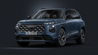Vue de face en biais du SUV Audi Q7 avec finitions S line et pack extérieur noir, sur fond sombre.