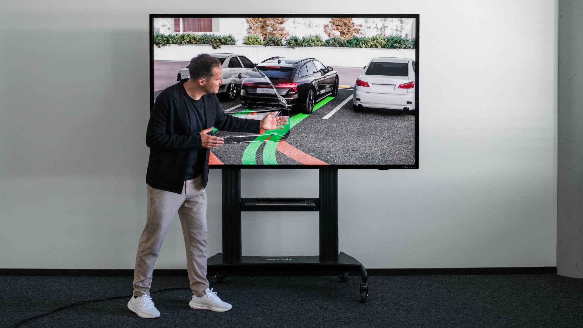 Afbeelding van de aandrijflijn en het onderstel van een Audi A6. Met grafische toevoegingen zijn de wielen benadrukt.