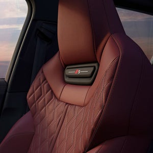 Nahaufnahme der Kopfstütze des S5 Avant. In der Mitte der Kopfstütze ist ein Lautsprecher zu sehen.