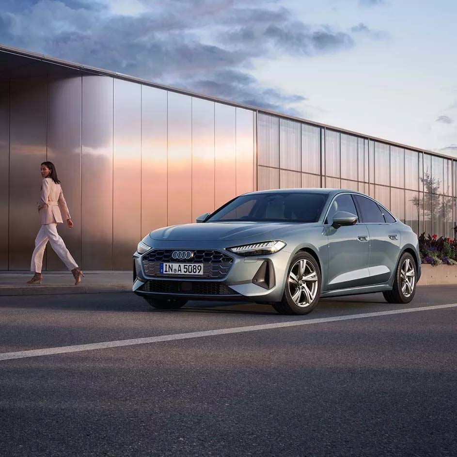 Audi A5の隣を歩いてる女性