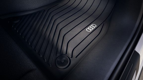 Fokus auf die Allwetterfußmatte mit Audi Logo.
