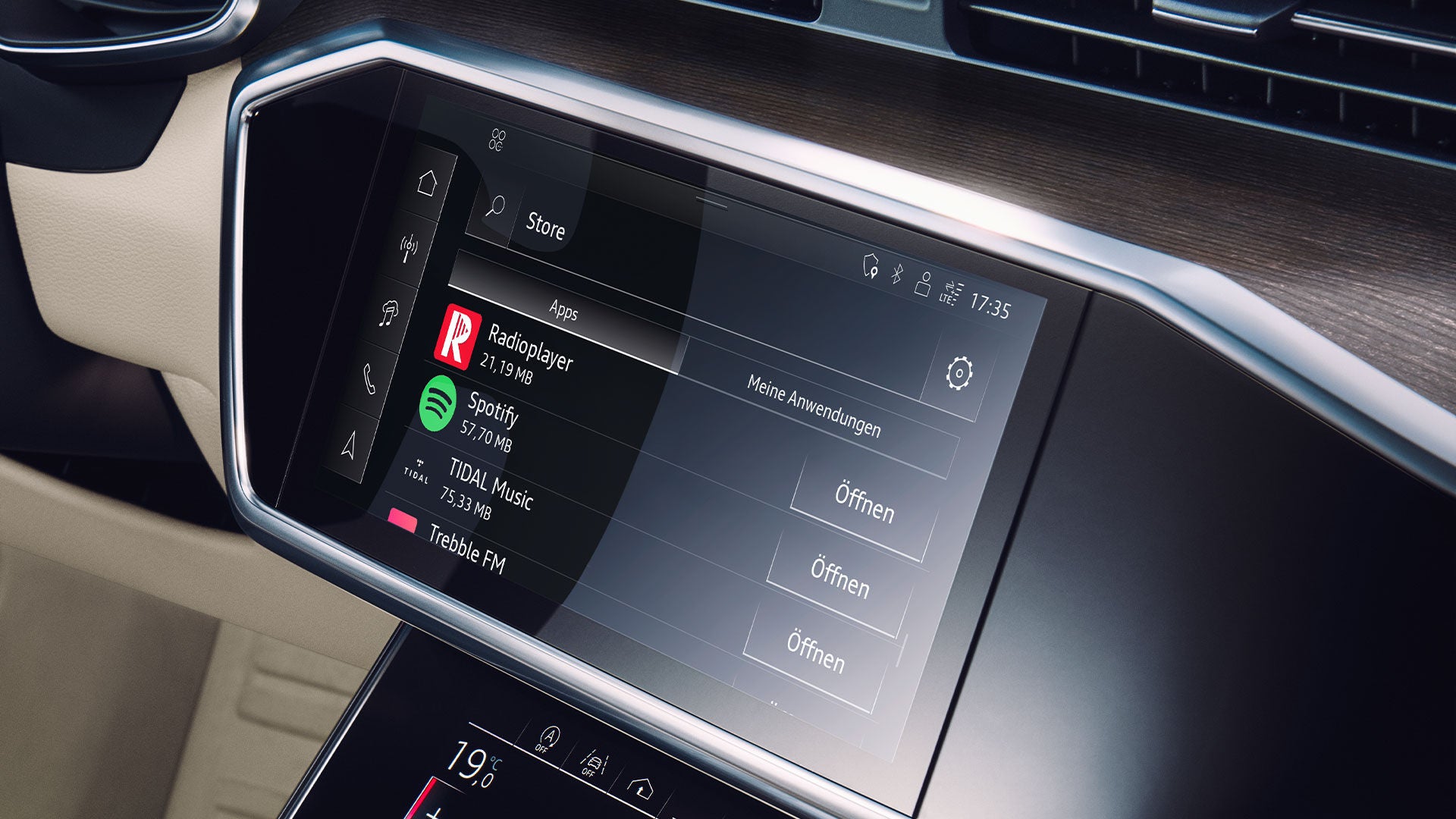 Zentraldisplay in Audi Audi A6 Limousine zeigt Musik-Apps wie Spotify und Radioplayer zur Auswahl.