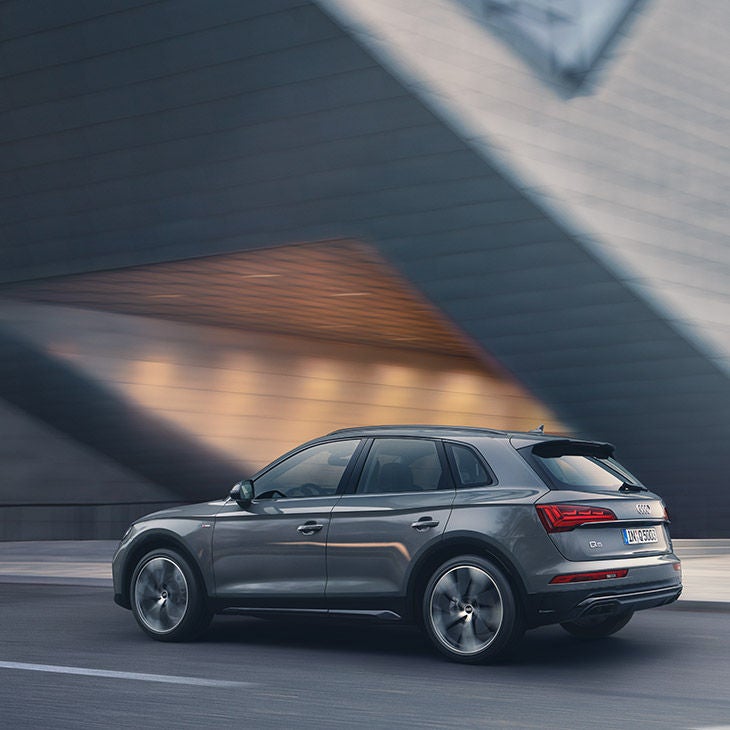 Dynamic side view Audi Q5