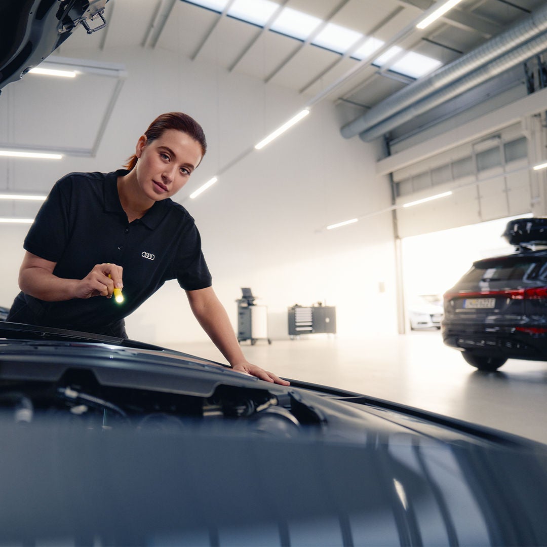 mujer revisando audi