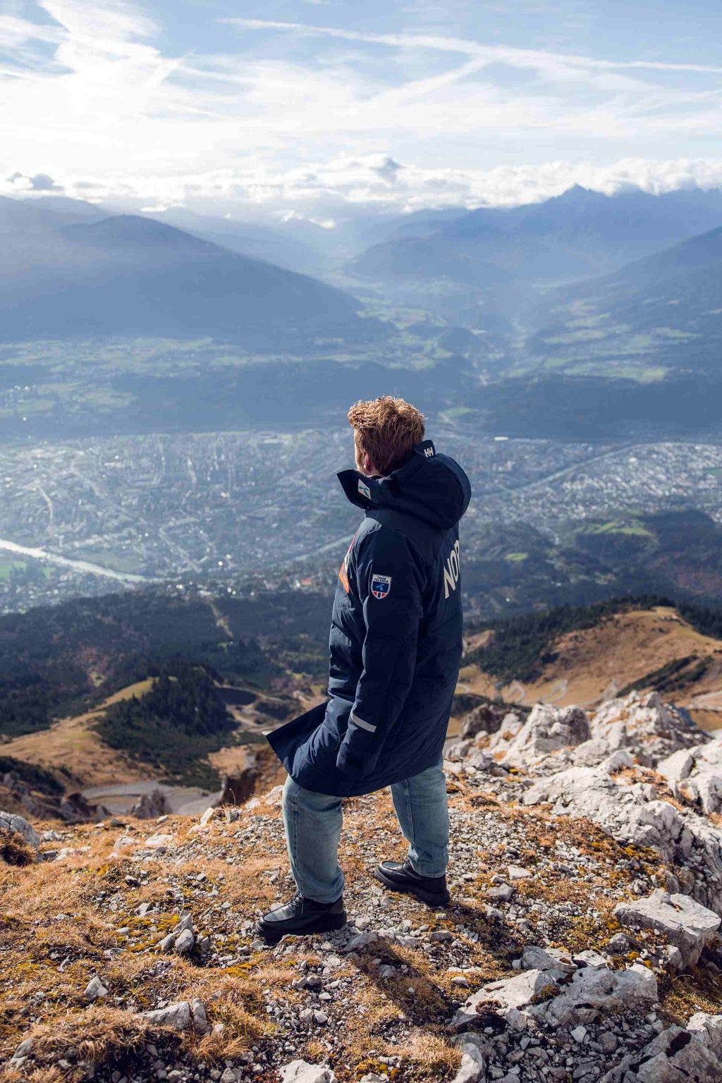 Kilde kijkt vanaf de bergtop naar het dal.