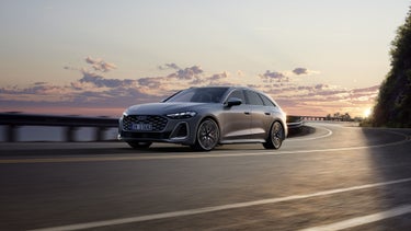 Der S5 Avant im schrägen Frontprofil, während er eine Küstenstraße entlangfährt.